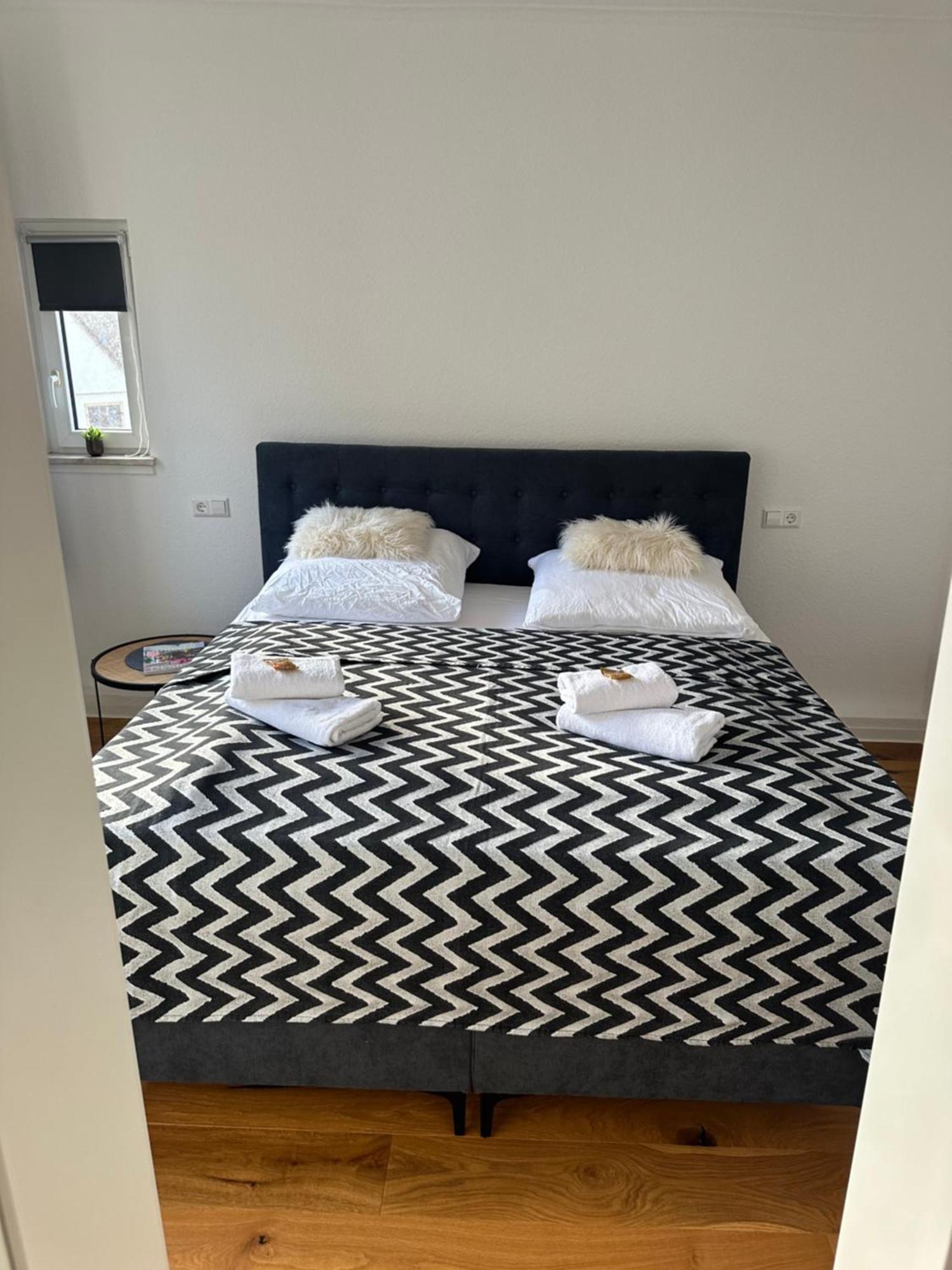 Stylisches Apartment Mit Grossem Tageslichbad Am Marktplatz Leonberg Eksteriør bilde